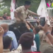 Screen capture video Capres 02 Prabowo Subianto yang tampak memarahi salas seorang petugas keamanan.