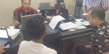 ARL alias Rahman (26) saat menjalani pemeriksaan di Polres Gorontalo, Kamis (28/3/2019). Foto: Lukman Polimengo.