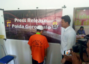 Diduga menggunakan anak sebagai kurir narkoba, AY (50) terancam pidana maksimal hukuman mati. Foto: Lukman Polimengo.