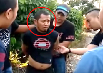Kartoyo (lingkar merah), pelaku pembunuhan dua warga di Kelurahan Limba U1, saat diamankan aparat kepolisian.