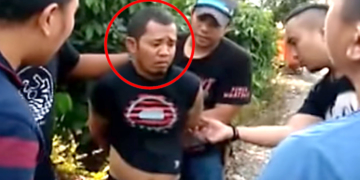Kartoyo (lingkar merah), pelaku pembunuhan dua warga di Kelurahan Limba U1, saat diamankan aparat kepolisian.
