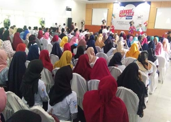 Ratusan mahasiswa dari berbagai perguruan tuinggi ndi Gorontalo mengikuti Kelas Kreatif BUMN, yang digelar di IAIN Sultan Amai, Jumat (29/3/2019). Foto: Lukman Polimengo.