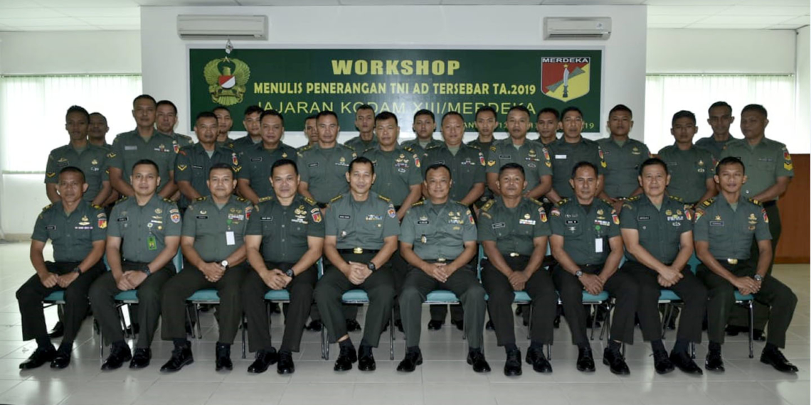 Para peserta saat foto bersama pada kegiatan Workshop Penerangan TNI AD, di Mako Kodam XIII Merdeka, Manado. Foto: Penrem 133/Nani Wartabone.