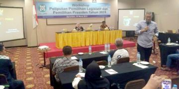 Wakil Ketua Komisi Hukum Dewan Pers, Jimmy Silalahi , saat memberikan materi pada kegiatan Workshop Peliputan Pemilihan Legislatif dan Pemilihan Presiden 2019, di salah satu hotel di Kota Gorontalo, Rabu (20/3/2019). Foto: Lukman Polimengo.