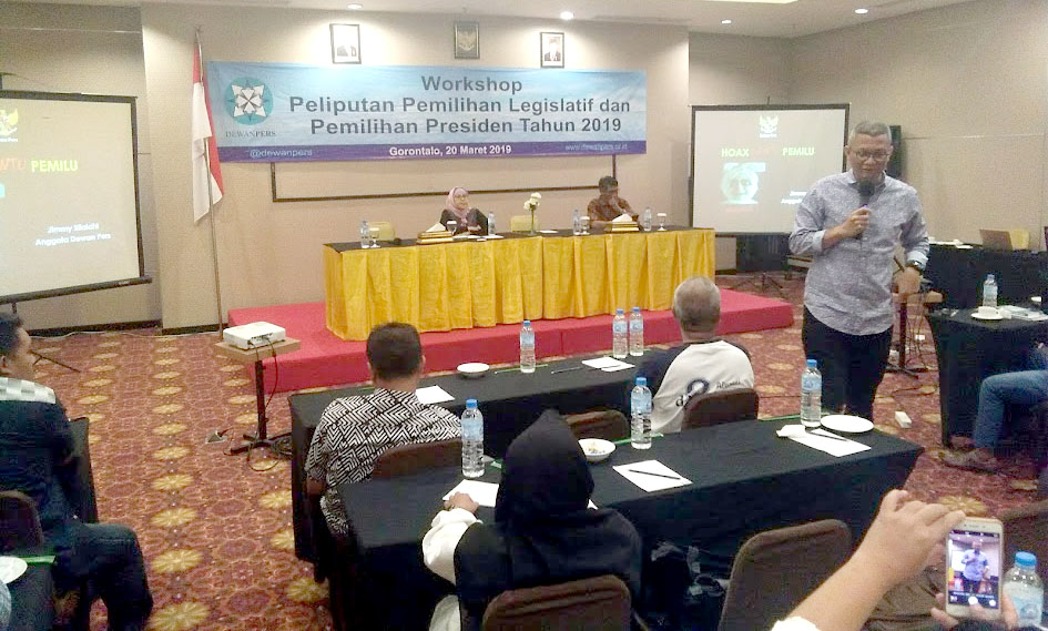 Wakil Ketua Komisi Hukum Dewan Pers, Jimmy Silalahi , saat memberikan materi pada kegiatan Workshop Peliputan Pemilihan Legislatif dan Pemilihan Presiden 2019, di salah satu hotel di Kota Gorontalo, Rabu (20/3/2019). Foto: Lukman Polimengo.