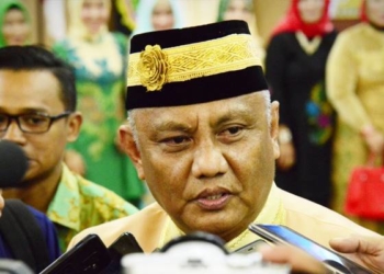 Gubernur Gorontalo Rusli Habibie saat diwawancarai awak media usai menghadiri Rapat Paripurna HUT ke-291 Kota Gorontalo, di Gedung DPRD, Selasa (19/3/2019). (Foto: Salman-Humas).