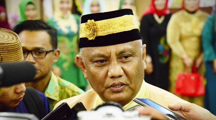 Gubernur Gorontalo Rusli Habibie saat diwawancarai awak media usai menghadiri Rapat Paripurna HUT ke-291 Kota Gorontalo, di Gedung DPRD, Selasa (19/3/2019). (Foto: Salman-Humas).