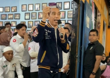 Jokowi menjelaskan Kartu Pra Kerja dan KIP saat berada di Kendari. Foto: Istimewa.