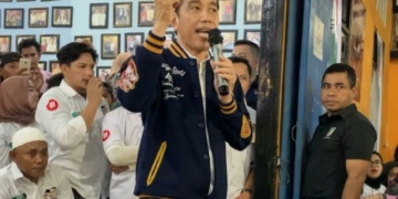 Jokowi menjelaskan Kartu Pra Kerja dan KIP saat berada di Kendari. Foto: Istimewa.
