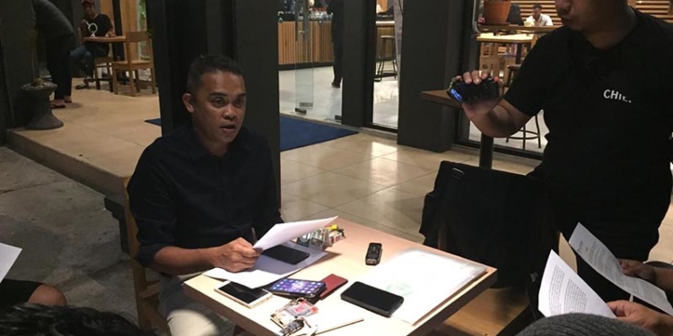 Alyun Hippy dari Media Center Nasdem saat menggelar juma pers di Marry Coffee, Minggu (7/4). Foto: Iwandije.