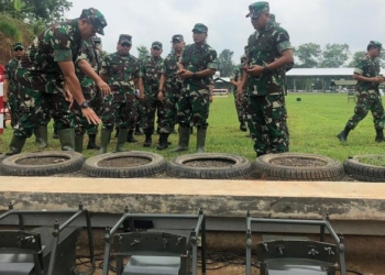 Wakil Kepala Staf Angkatan Darat (Wakasad) Letjen TNI Tatang Sulaiman bersama rombongan melaksanakan peninjauan secara langsung kesiapan pembangunan sarana dan prasarananya di Pusat Pendidikan Infanteri (Pusdikif) Cipatat, Jawa Barat.