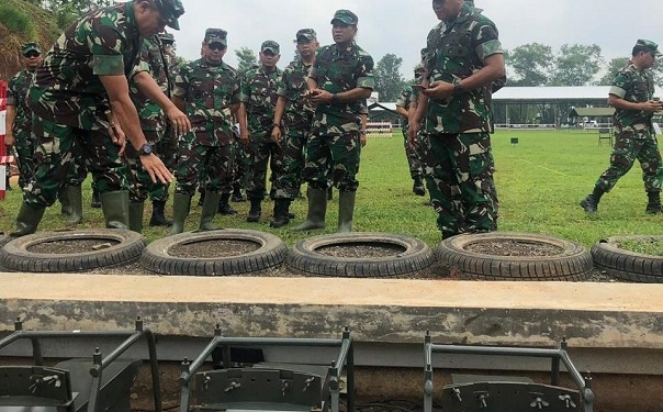 Wakil Kepala Staf Angkatan Darat (Wakasad) Letjen TNI Tatang Sulaiman bersama rombongan melaksanakan peninjauan secara langsung kesiapan pembangunan sarana dan prasarananya di Pusat Pendidikan Infanteri (Pusdikif) Cipatat, Jawa Barat.