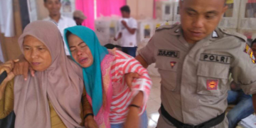 Yudit Temar salah satu Anggota PPK Kecamatan Atinggola, jatuh tak sadarkan diri akibat kelelahan.