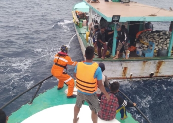 Tim Basarnas Gorontalo tengah mengevakuasi nelayan. Foto: Basarnas Gorontalo.