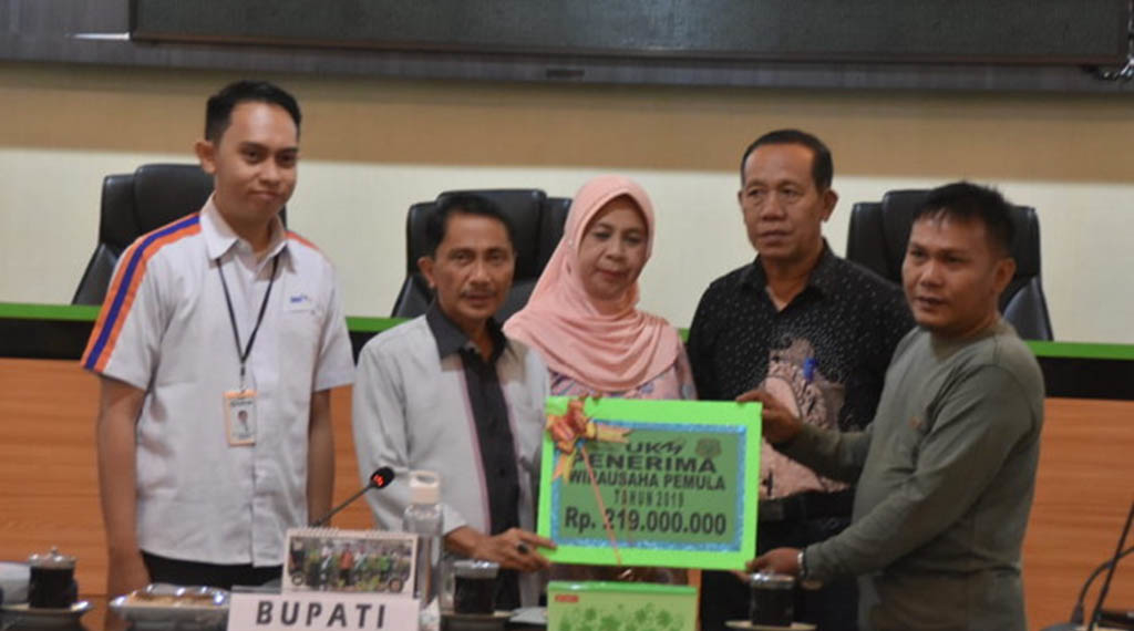 Bupati Gorontalo Prof Dr Ir Nelson Pomalingo menyerahkan bantuan kepada wirausahawan pemula.