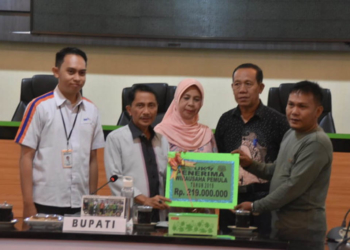 Bupati Gorontalo Prof Dr Ir Nelson Pomalingo menyerahkan bantuan kepada wirausahawan pemula.