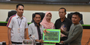 Bupati Gorontalo Prof Dr Ir Nelson Pomalingo menyerahkan bantuan kepada wirausahawan pemula.