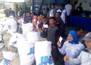 Sampah plastih yang berhasil dikumpulkan saat kegiatan besih laut, yang digelar di objek wisata hiu paus, Desa Botubarani, Minggu (21/4/2019). Foto: Lukman Polimengo.