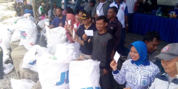 Sampah plastih yang berhasil dikumpulkan saat kegiatan besih laut, yang digelar di objek wisata hiu paus, Desa Botubarani, Minggu (21/4/2019). Foto: Lukman Polimengo.