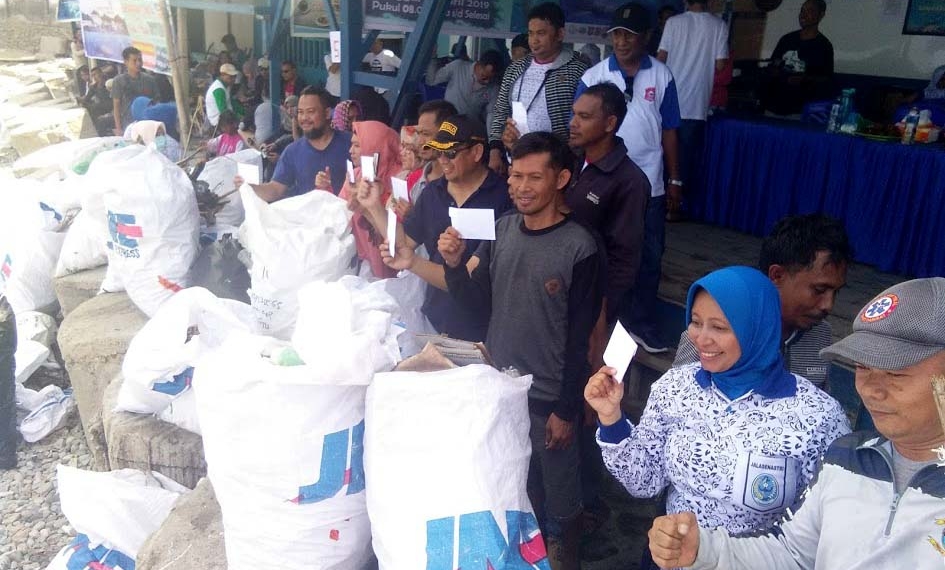 Sampah plastih yang berhasil dikumpulkan saat kegiatan besih laut, yang digelar di objek wisata hiu paus, Desa Botubarani, Minggu (21/4/2019). Foto: Lukman Polimengo.