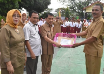 Bupati Gorontalo Nelson-Pomalingo didampingi Ketua DPRD dan Kadis-Pendidikan Kabgor, menyerahkan soal UN kepada pihak Kepala Sekolah. Foto: Istimewa.