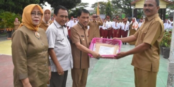Bupati Gorontalo Nelson-Pomalingo didampingi Ketua DPRD dan Kadis-Pendidikan Kabgor, menyerahkan soal UN kepada pihak Kepala Sekolah. Foto: Istimewa.