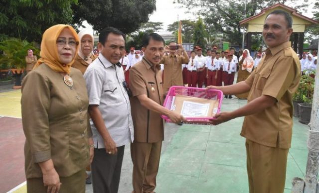 Bupati-Nelson-Pomalingo-didampingi-Ketua-DPRD-dan-Kadis-Pendidikan-Kabgor-menyerahkan-Soal-UN-kepada-Kepala-Sekolah-660x400