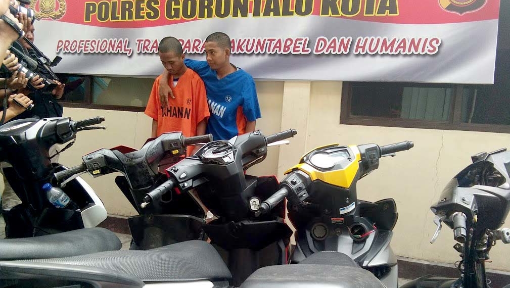 Dua tersangka curanmor bersama barang bukti yang diamankan di Mako Polres Gorontalo Kota. Foto: Lukman Polimengo.