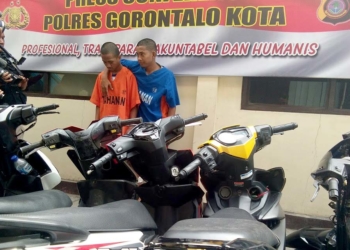 Dua tersangka curanmor bersama barang bukti yang diamankan di Mako Polres Gorontalo Kota. Foto: Lukman Polimengo.