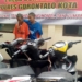 Dua tersangka curanmor bersama barang bukti yang diamankan di Mako Polres Gorontalo Kota. Foto: Lukman Polimengo.