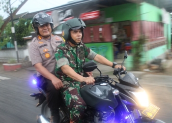 Dandim 1304/Gorontalo Letkol Inf Allan Surya Lesman bersama Kapolres Gorontalo AKBP Dafcoriza berboncengan menggunakan kendaraan Dinas Babhinkamtibmas Polres Gorontalo, melaksanakan kegiatan sinergitas pengawalan logistik kotak suara hasil perolehan perhitungan suara Pemilu 2019 ke KPU Kabupaten Gorontalo.
