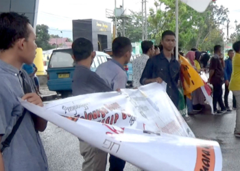 Puluhan mahasiswa dari berbagai organisasi kemahasiswaan menggelar unjuk rasa damai di Pakaya Tower, Senin (29/4/2019).