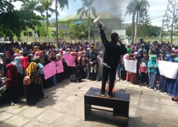 Ratusan mahasiswa menggelar demo di Institut Agama Islam Negeri (IAIN) Sultan Amai Gorontalo, jumat (5/4/2019). Foto: Lukman Polimengo.