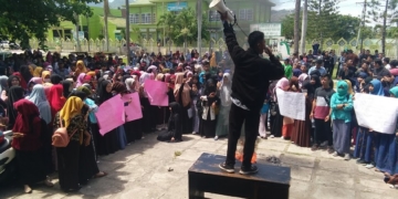 Ratusan mahasiswa menggelar demo di Institut Agama Islam Negeri (IAIN) Sultan Amai Gorontalo, jumat (5/4/2019). Foto: Lukman Polimengo.
