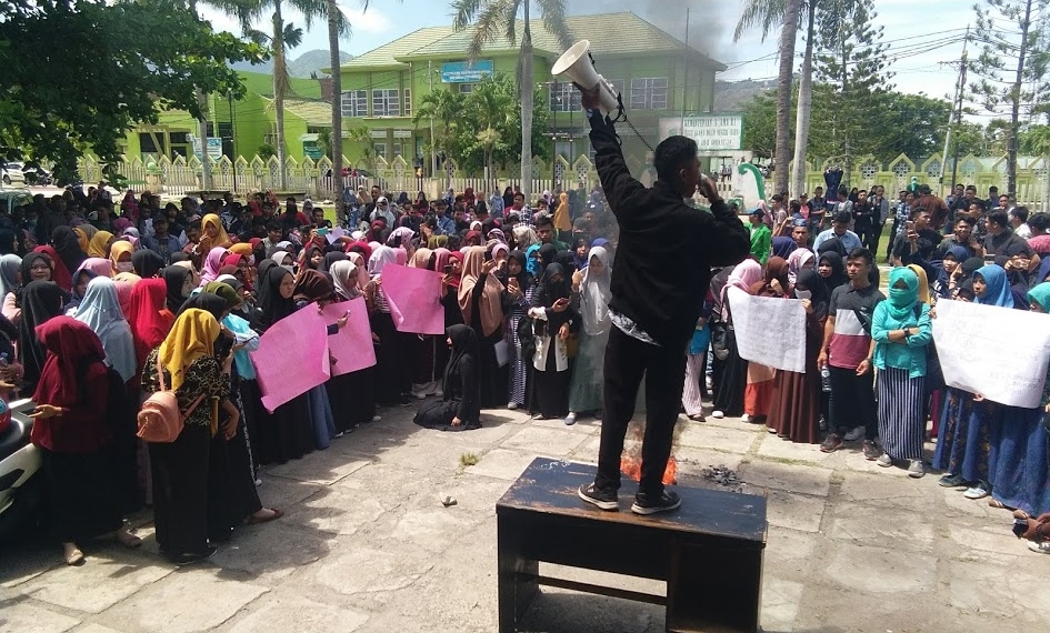 Ratusan mahasiswa menggelar demo di Institut Agama Islam Negeri (IAIN) Sultan Amai Gorontalo, jumat (5/4/2019). Foto: Lukman Polimengo.