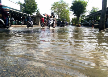 Genangan air di jalan Achmad Nadjamudin, Kota Gorontalo. Selain drainase yang buruk, sampah juga menyebabkan air sampai meluap ke jalan dan rumah warga. Foto: Lukman Polimengo.