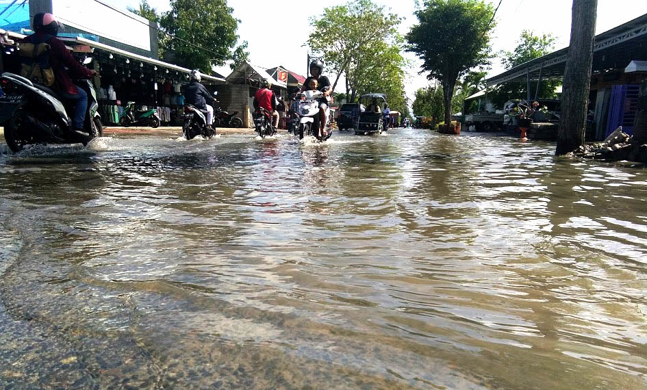 Genangan air di jalan Achmad Nadjamudin, Kota Gorontalo. Selain drainase yang buruk, sampah juga menyebabkan air sampai meluap ke jalan dan rumah warga. Foto: Lukman Polimengo.