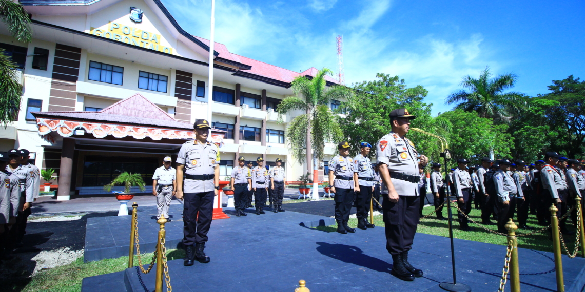 Kapolda Gorontalo, Brigjen Pol Rachmad Fudail, saat memmberikan sambutan dalam Apel Pergeseran Pasukan (Serpas) yang digelar di Mako Polda Gorontalo, Senin (15/4/2019).