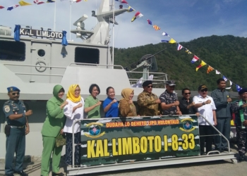 Gubernur Gorontalo Rusli Habibie didampingi Danlanal Gorontalo Letkol Laut (P) Tonny Sundah serta sejumlah unsur Forkopimda saat berfoto di KAL Limboto 1-8-33 yang disambut kedatangannya di Pelabuhan Kota Gorontalo, Rabu (3/4/2019). Foto: Lukman Polimengo.