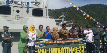 Gubernur Gorontalo Rusli Habibie didampingi Danlanal Gorontalo Letkol Laut (P) Tonny Sundah serta sejumlah unsur Forkopimda saat berfoto di KAL Limboto 1-8-33 yang disambut kedatangannya di Pelabuhan Kota Gorontalo, Rabu (3/4/2019). Foto: Lukman Polimengo.