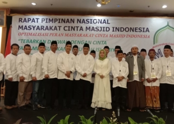 Foto bersama usai pelantikan pengurus Masyarakat Pecinta Masjid (MCM)