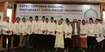 Foto bersama usai pelantikan pengurus Masyarakat Pecinta Masjid (MCM)