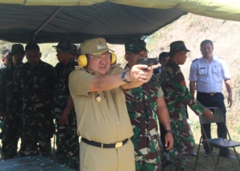Walikota Kota Gorontalo Marten Taha, saat melaksanakan uji tembak tepat di Kompi B Yonif 713 Satya Tama Gorontalo, Senin (8/4/2019).