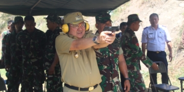 Walikota Kota Gorontalo Marten Taha, saat melaksanakan uji tembak tepat di Kompi B Yonif 713 Satya Tama Gorontalo, Senin (8/4/2019).