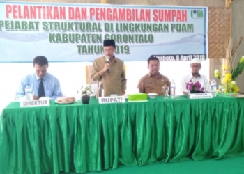 Bupati Gorontalo, Nelson Pomalingo, saat memberikan sambutan pada kegiatan pelantikan dan pengambilan sumpah, pejabat struktural di lingkungan PDAM Kabupaten Gorontalo, yang digelar di Hotel Milana, Limboto, Selasa (9/4/2019).