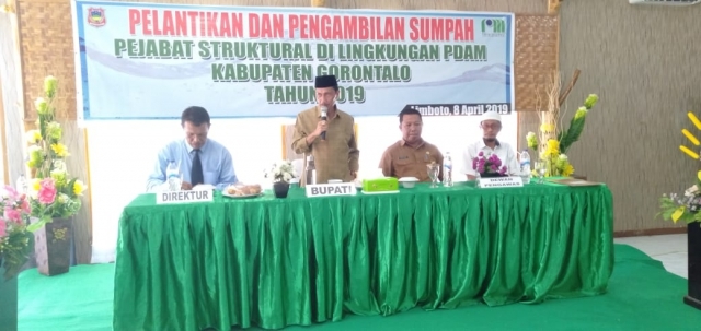 Bupati Gorontalo, Nelson Pomalingo, saat memberikan sambutan pada kegiatan pelantikan dan pengambilan sumpah, pejabat struktural di lingkungan PDAM Kabupaten Gorontalo, yang digelar di Hotel Milana, Limboto, Selasa (9/4/2019).