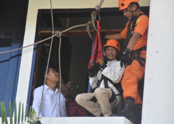 Tim SAR saat mengevakuasi Bupati Gorontalo, Nelson Pomalingo , saat terjadi kebakaran di Kantor Bupati , Jumat (26/4/2019). Evakuasi tersebut merupakan rangkaian dari kegiatan penanganan kebakaran.
