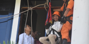 Tim SAR saat mengevakuasi Bupati Gorontalo, Nelson Pomalingo , saat terjadi kebakaran di Kantor Bupati , Jumat (26/4/2019). Evakuasi tersebut merupakan rangkaian dari kegiatan penanganan kebakaran.