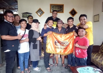 Foto bersama Pengurus Daerah (Pengda) PaSKI Provinsi Gorontalo, saat  menggelar road show dan silaturahmi ke kediaman seniman komedi senior Gorontalo, Amir Musa atau yang akrap disapa Ape, Minggu (21/4/2019).