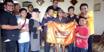 Foto bersama Pengurus Daerah (Pengda) PaSKI Provinsi Gorontalo, saat  menggelar road show dan silaturahmi ke kediaman seniman komedi senior Gorontalo, Amir Musa atau yang akrap disapa Ape, Minggu (21/4/2019).